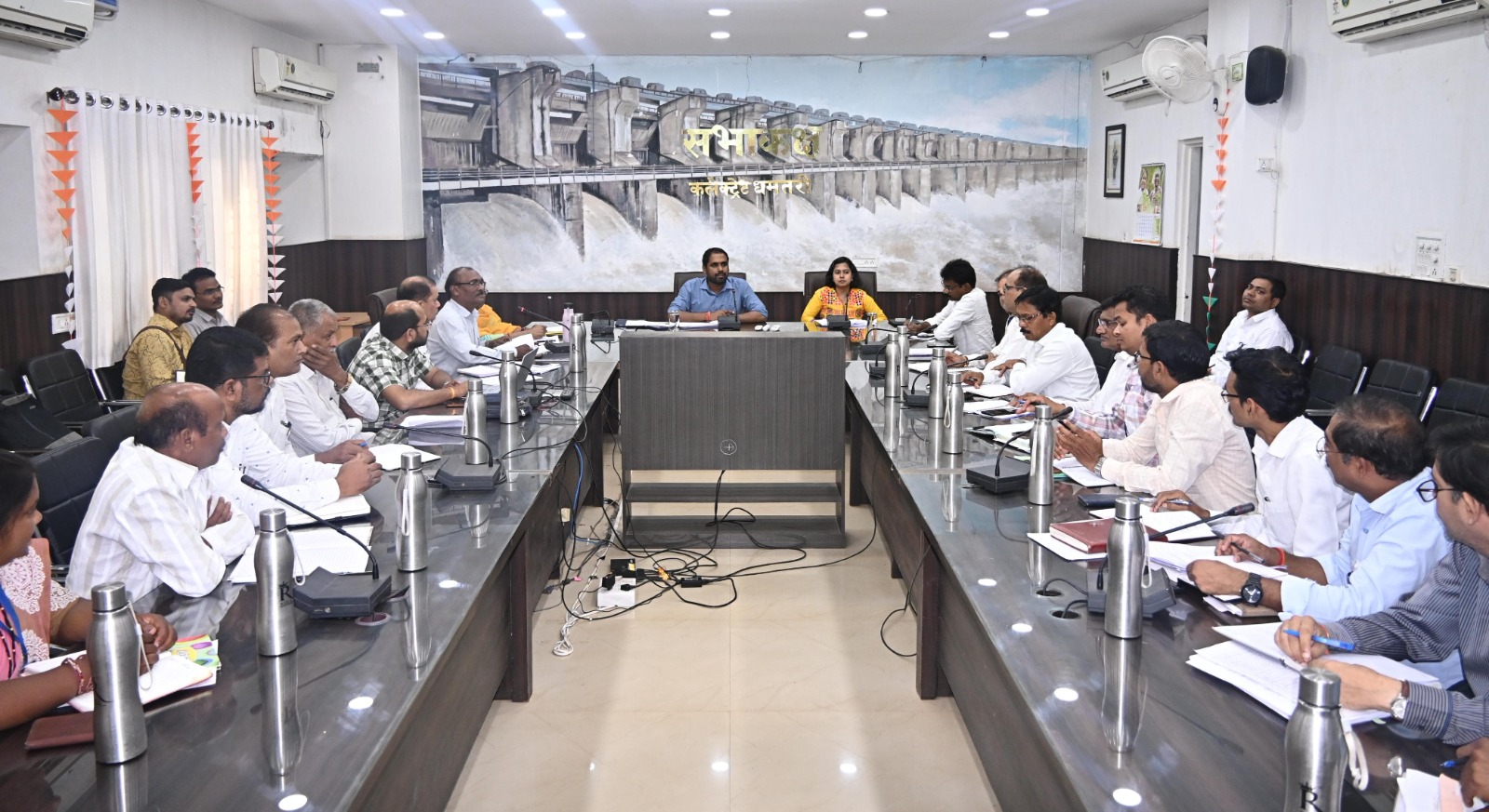 कलेक्ट्रेट में आयोजित बैठक को संबोधित करते हुए कलेक्टर अबिनाश मिश्रा। कलेक्ट्रेट में आयोजित बैठक को संबोधित करते हुए कलेक्टर अबिनाश मिश्रा।