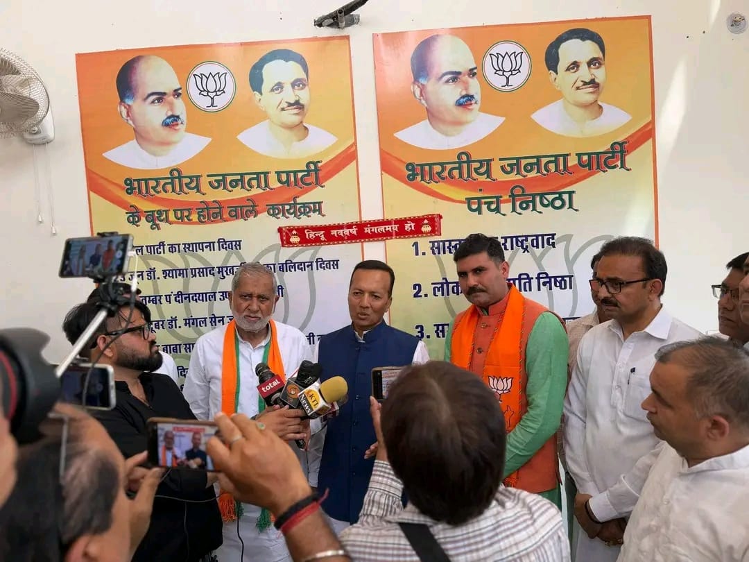 सांसद नवीन जिंदल का स्वागत करते हुए आयोजक सांसद नवीन जिंदल का स्वागत करते हुए आयोजक