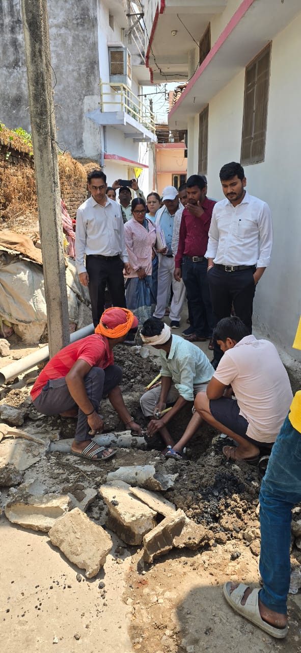 नगर पंचायत आमदी में नल कनेक्शन की मरम्मत करते हुए कर्मचारी। नगर पंचायत आमदी में नल कनेक्शन की मरम्मत करते हुए कर्मचारी।