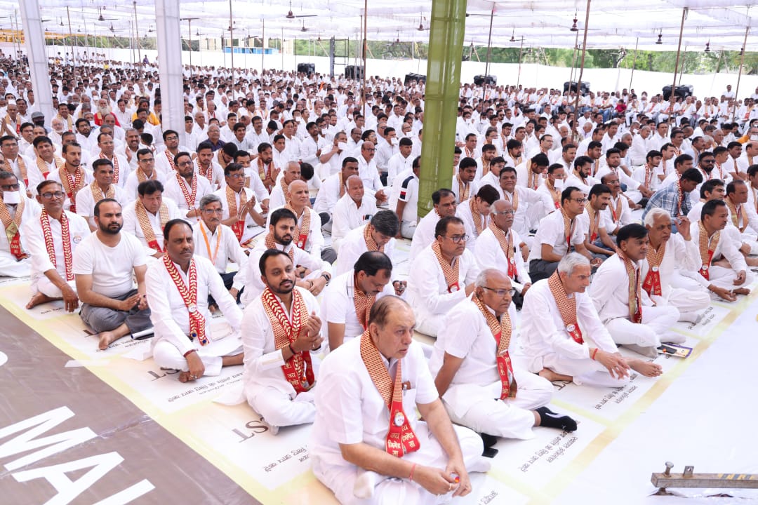 सर्व समाज एक साथ, नवकार आराधना में जुड़े हजारों हाथ, विश्व शांति का दिया संदेश धर्मनगरी भीलवाड़ा में विश्व नवकार दिवस पर रचा गया आध्यात्मिकता का नया इतिहास सर्व समाज एक साथ, नवकार आराधना में जुड़े हजारों हाथ, विश्व शांति का दिया संदेश धर्मनगरी भीलवाड़ा में विश्व नवकार दिवस पर रचा गया आध्यात्मिकता का नया इतिहास