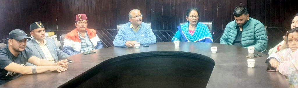 नगर पालिका की पत्रकार वार्ता में उपस्थित पालिकाध्यक्ष डॉ. सरस्वती खेतवाल एवं सभासद। नगर पालिका की पत्रकार वार्ता में उपस्थित पालिकाध्यक्ष डॉ. सरस्वती खेतवाल एवं सभासद।