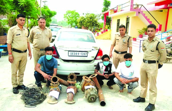 पुलिस गिरफ्त में आरोपित पुलिस गिरफ्त में आरोपित