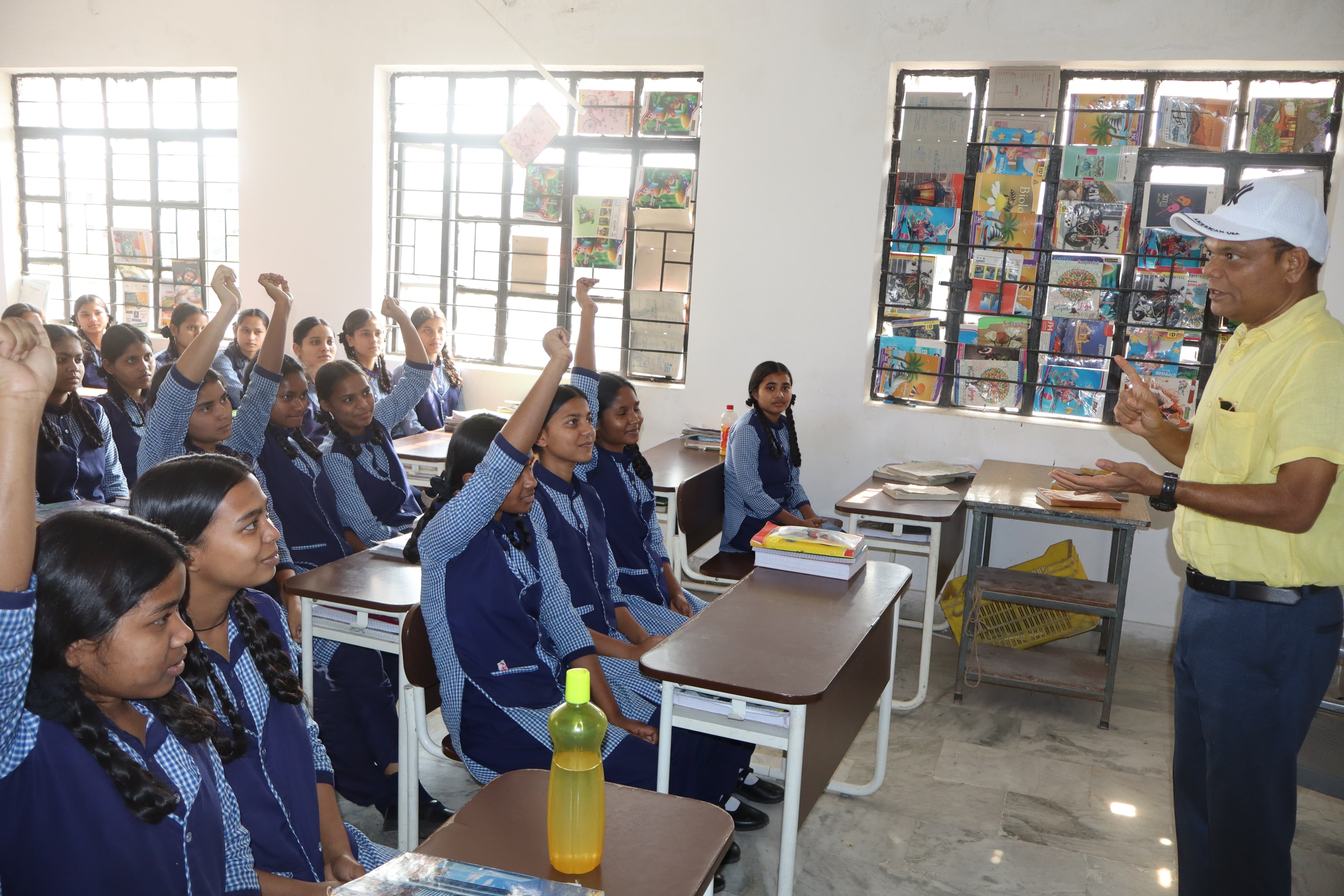 मंत्री निरीक्षण करते हुए मंत्री निरीक्षण करते हुए