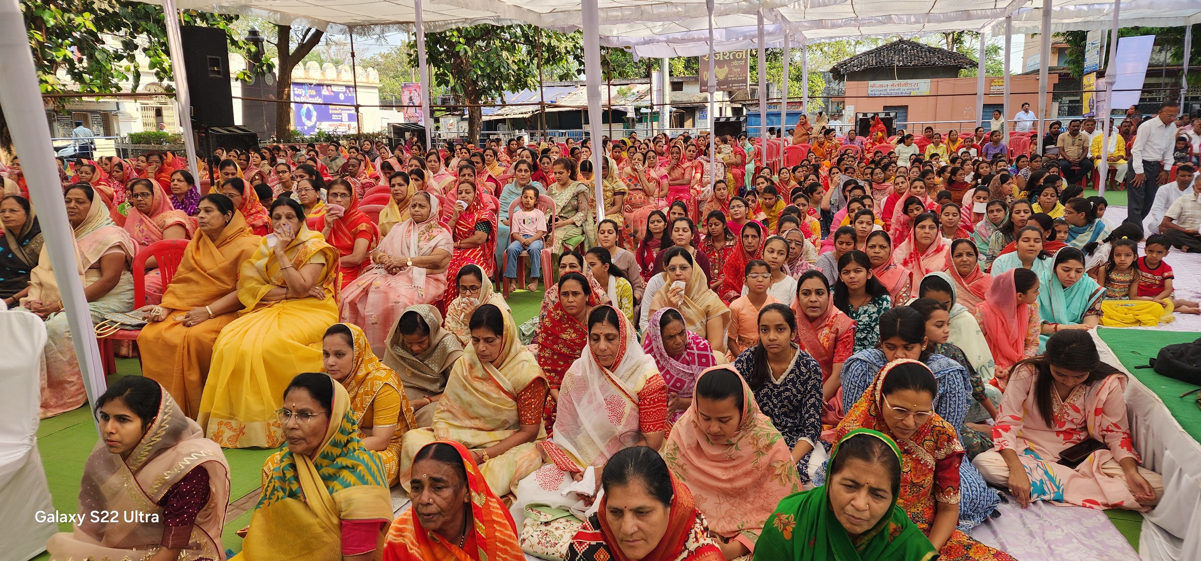 गांधी मैदान के पास आयोजित कार्यक्रम में उपस्थित जैन समाज की महिलाएं। गांधी मैदान के पास आयोजित कार्यक्रम में उपस्थित जैन समाज की महिलाएं।