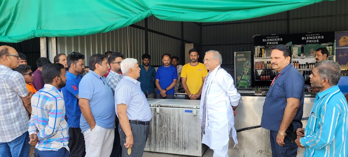 राधा स्वामी सत्संग के बाहर लगी शराब दुकान का विरोध होने पर हटाने के निर्देश राधा स्वामी सत्संग के बाहर लगी शराब दुकान का विरोध होने पर हटाने के निर्देश