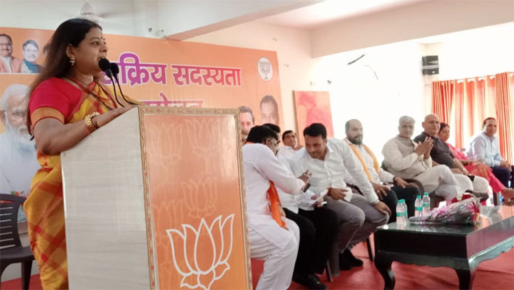 सोनीपत: पूर्व         कैबिनेट मंत्री कविता जैन कार्यकर्ताओं को संबोधित करते हुए।
