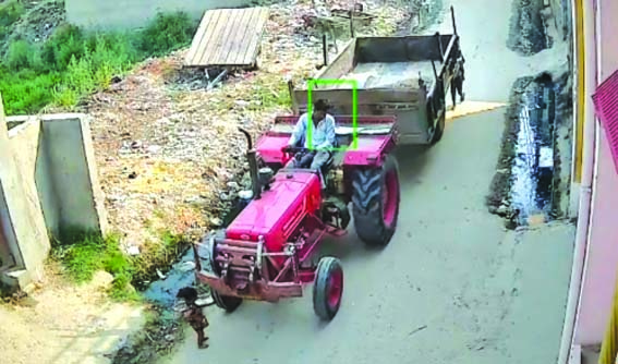 आरोपित चालक टैªक्टर ट्राली के साथ आरोपित चालक टैªक्टर ट्राली के साथ