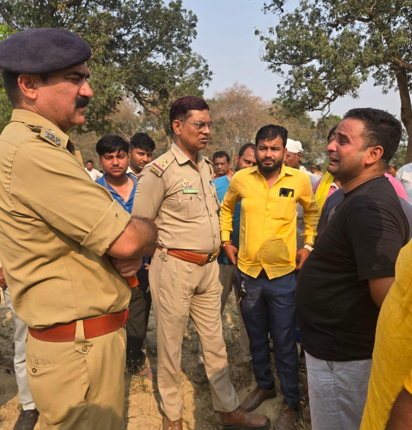 मौके पर जांच पड़ताल करते पुलिस मौके पर जांच पड़ताल करते पुलिस