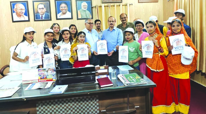 कार्यक्रम का दीप प्रज्ज्वलित कर शुभारम्भ करते हुए कार्यक्रम का दीप प्रज्ज्वलित कर शुभारम्भ करते हुए