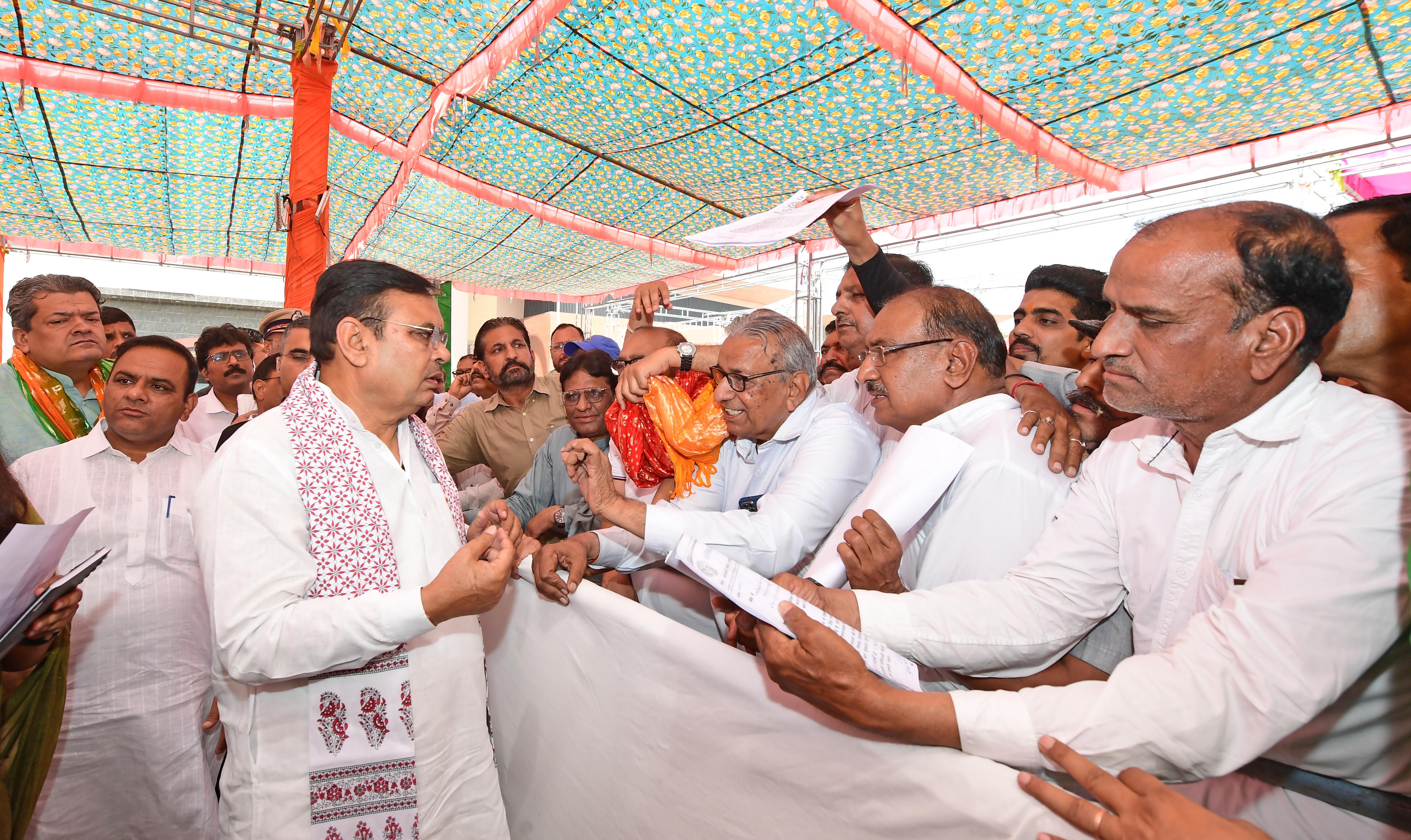 मुख्यमंत्री भजनलाल शर्मा गंगानगर में जनसुनवाई करते हुए मुख्यमंत्री भजनलाल शर्मा गंगानगर में जनसुनवाई करते हुए