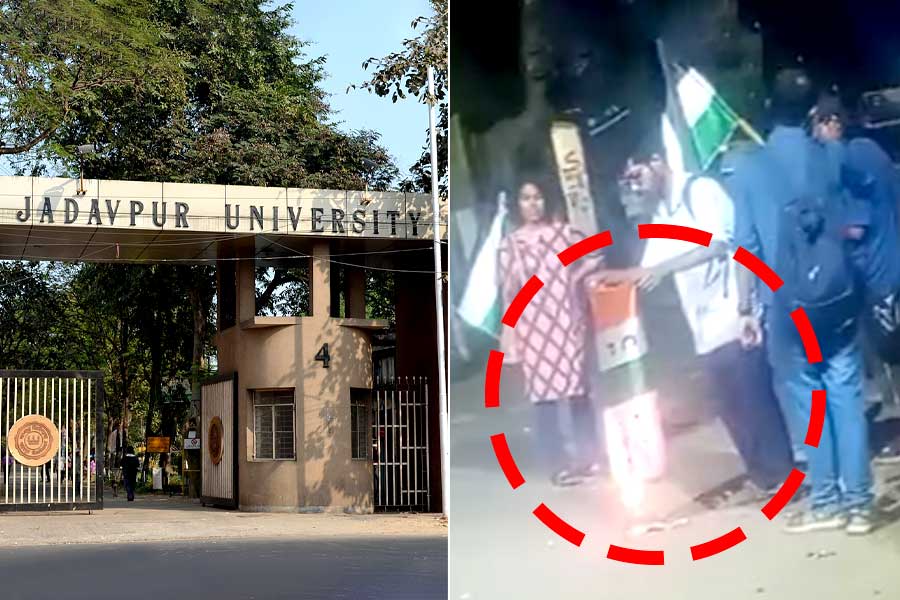 टीएमसीपी का झंडा जलाते इंद्रानुज टीएमसीपी का झंडा जलाते इंद्रानुज