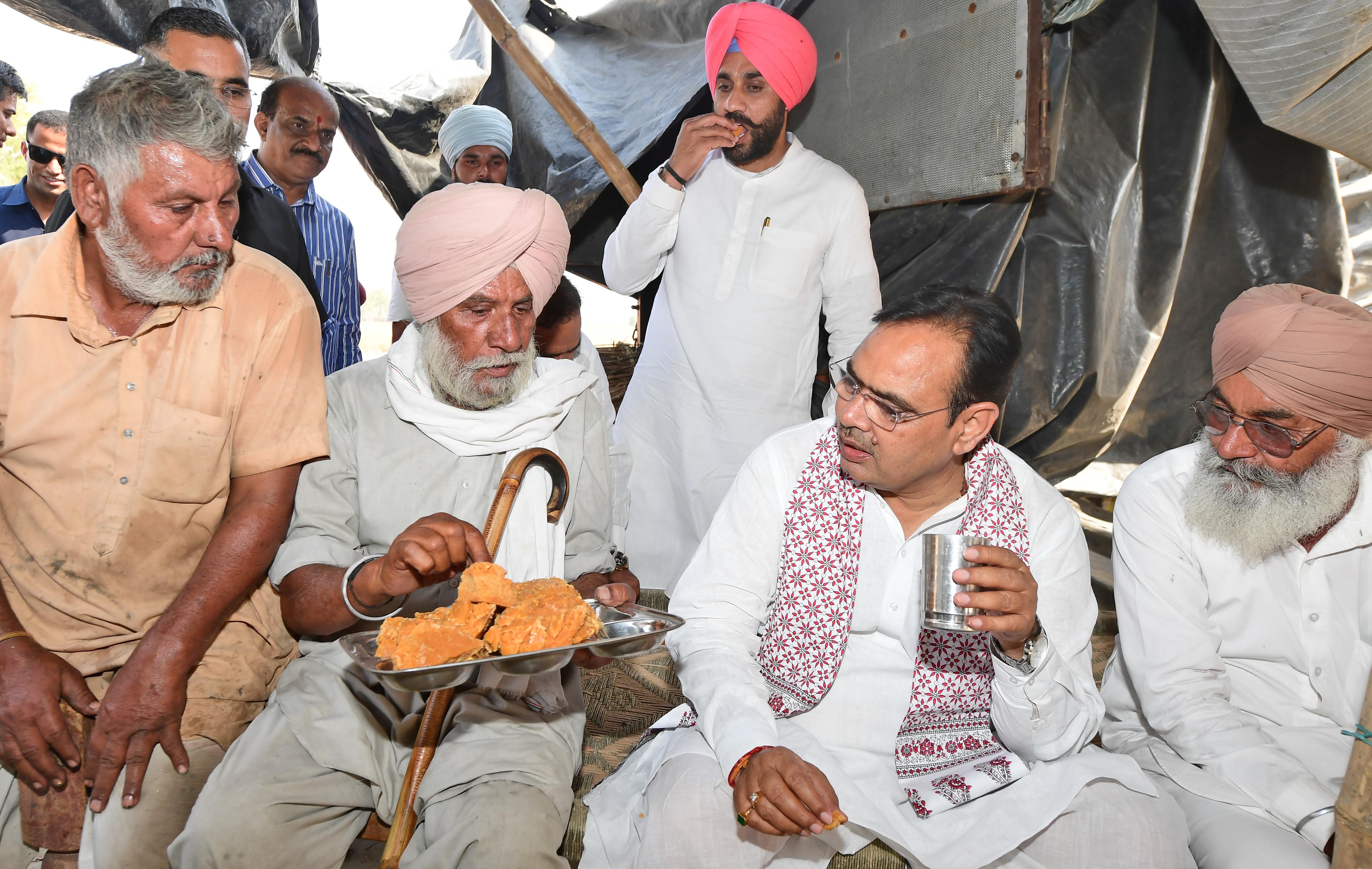 किसानों से चर्चा करते हुए मुख्यमंत्री भजनलाल शर्मा किसानों से चर्चा करते हुए मुख्यमंत्री भजनलाल शर्मा
