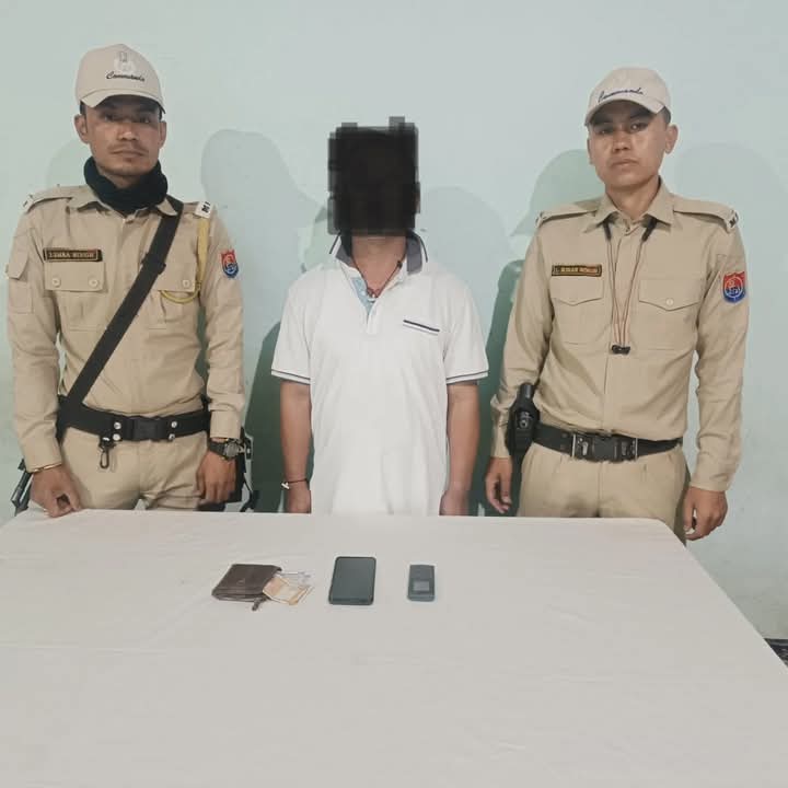 मणिपुर में बरामद हथियार और विस्फोटकों की तस्वीर।