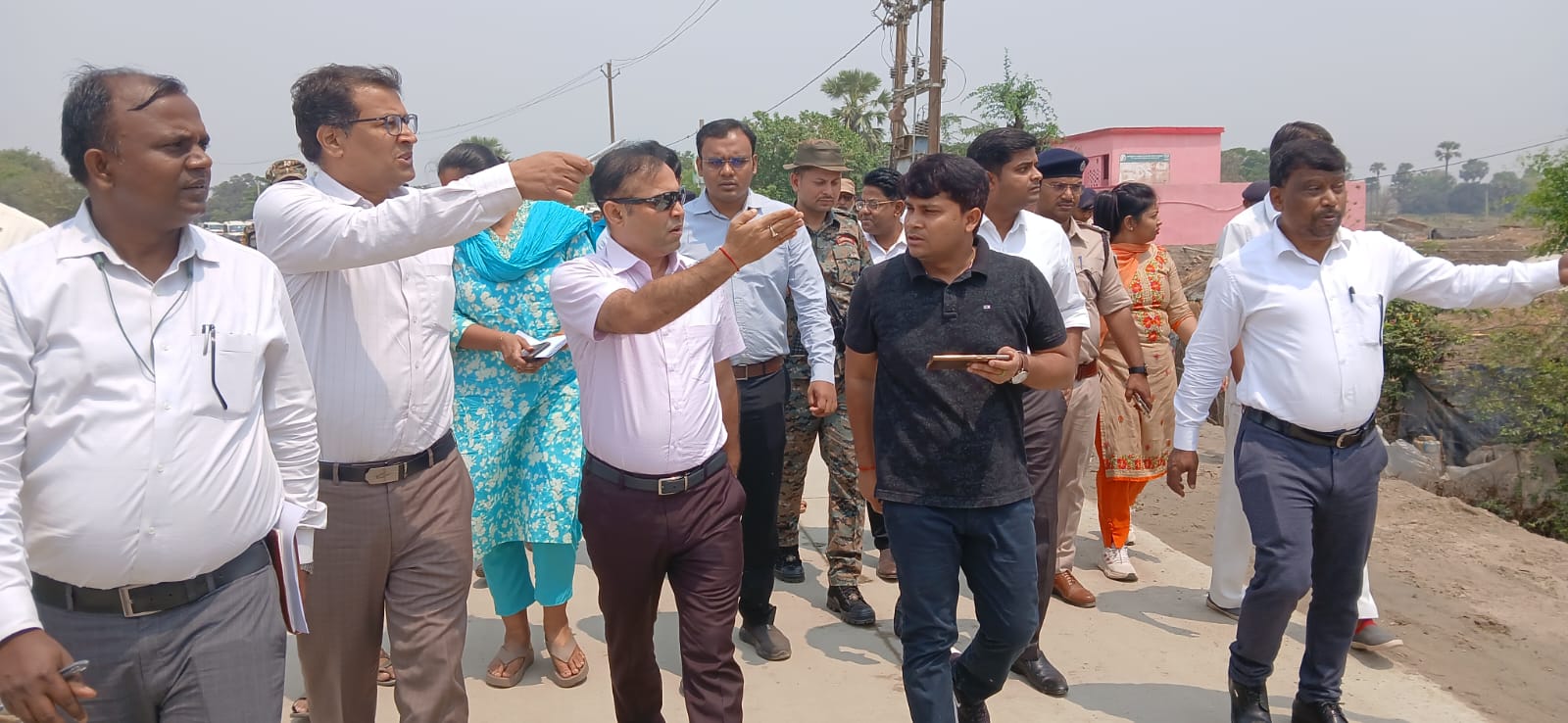 निरीक्षण करते जिलाधिकारी निरीक्षण करते जिलाधिकारी