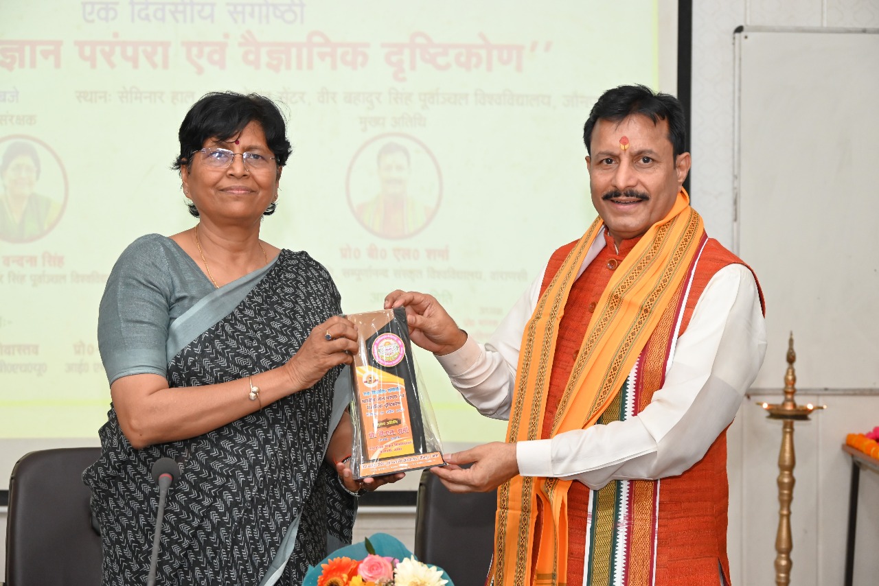 मुख्य अतिथि को सम्मानित करते हुए कुलपति डॉ वंदना सिंह