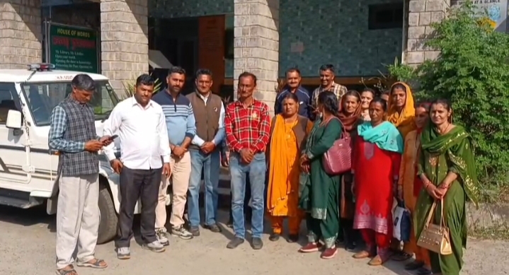 राजगढ़ के चुरवाधार में शराब के ठेके को बंद करने की मांग राजगढ़ के चुरवाधार में शराब के ठेके को बंद करने की मांग