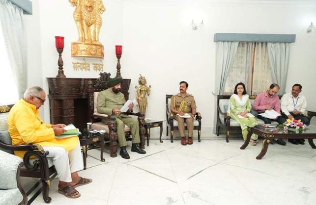 जन समस्याएं सुनते राज्यपाल गुरमीत सिंह। जन समस्याएं सुनते राज्यपाल गुरमीत सिंह।