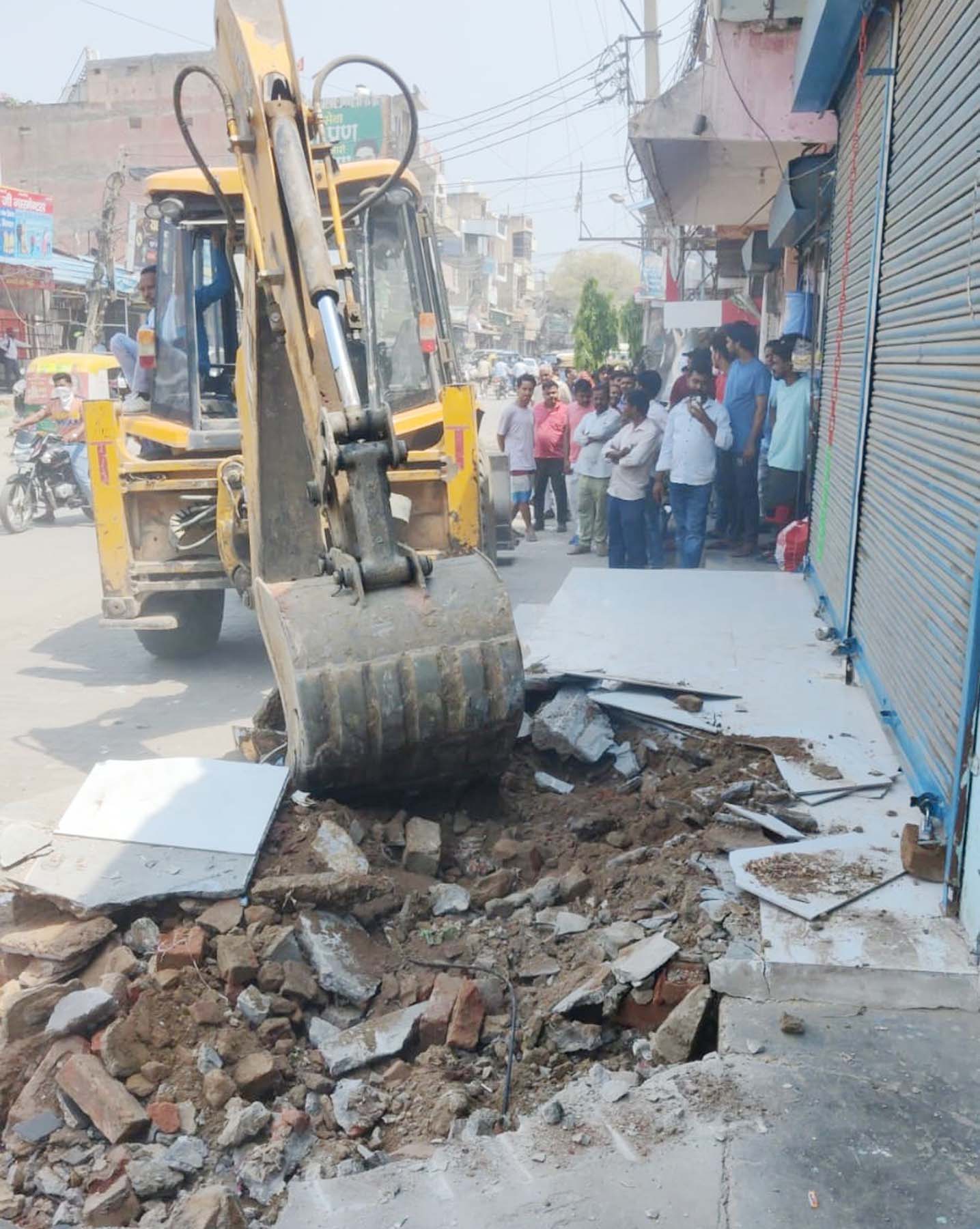 गुरुग्राम के संजय ग्राम में अवैध कब्जे हटाती जेसीबी। गुरुग्राम के संजय ग्राम में अवैध कब्जे हटाती जेसीबी।