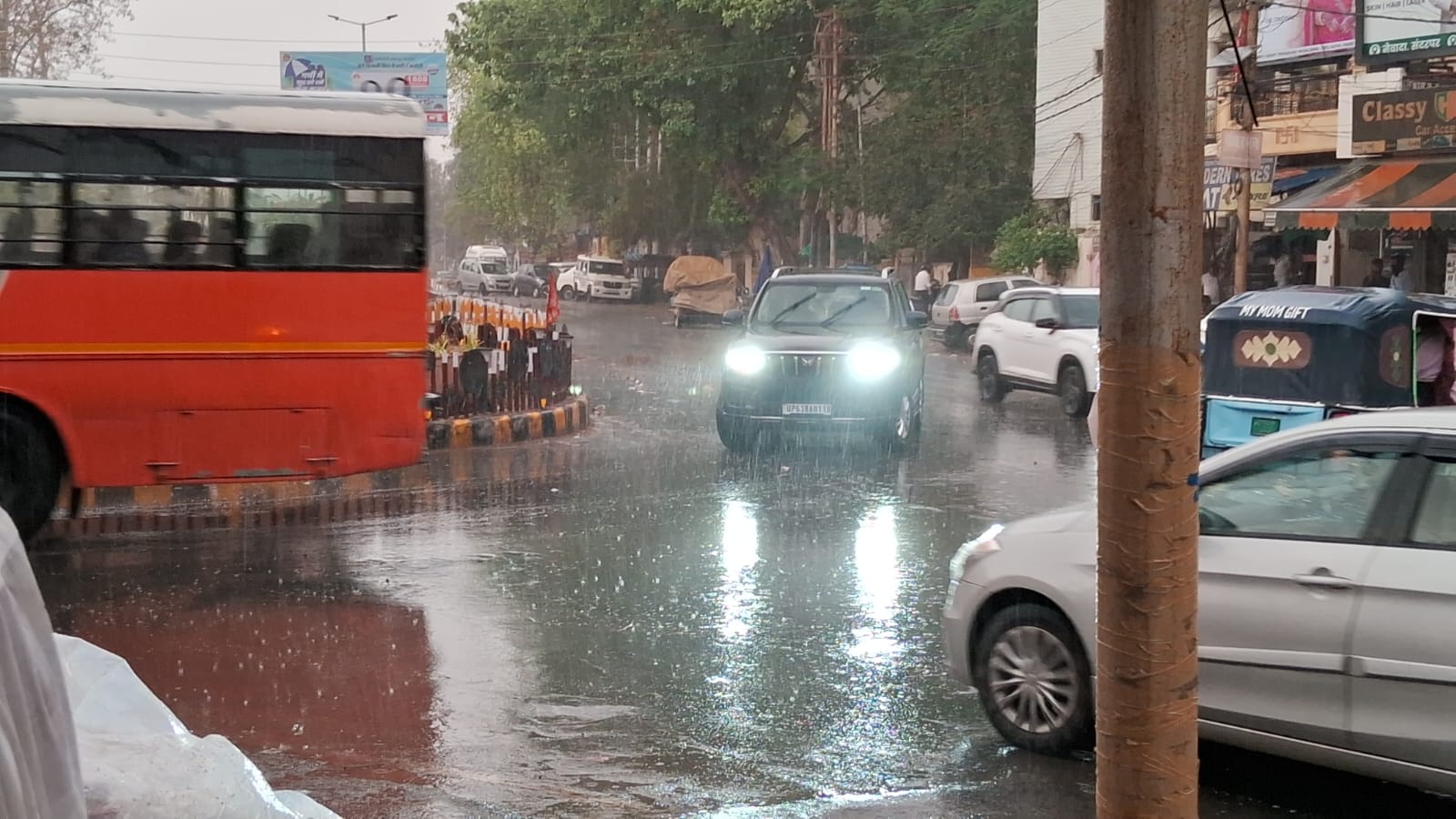 वाराणसी में बारिश का नजारा