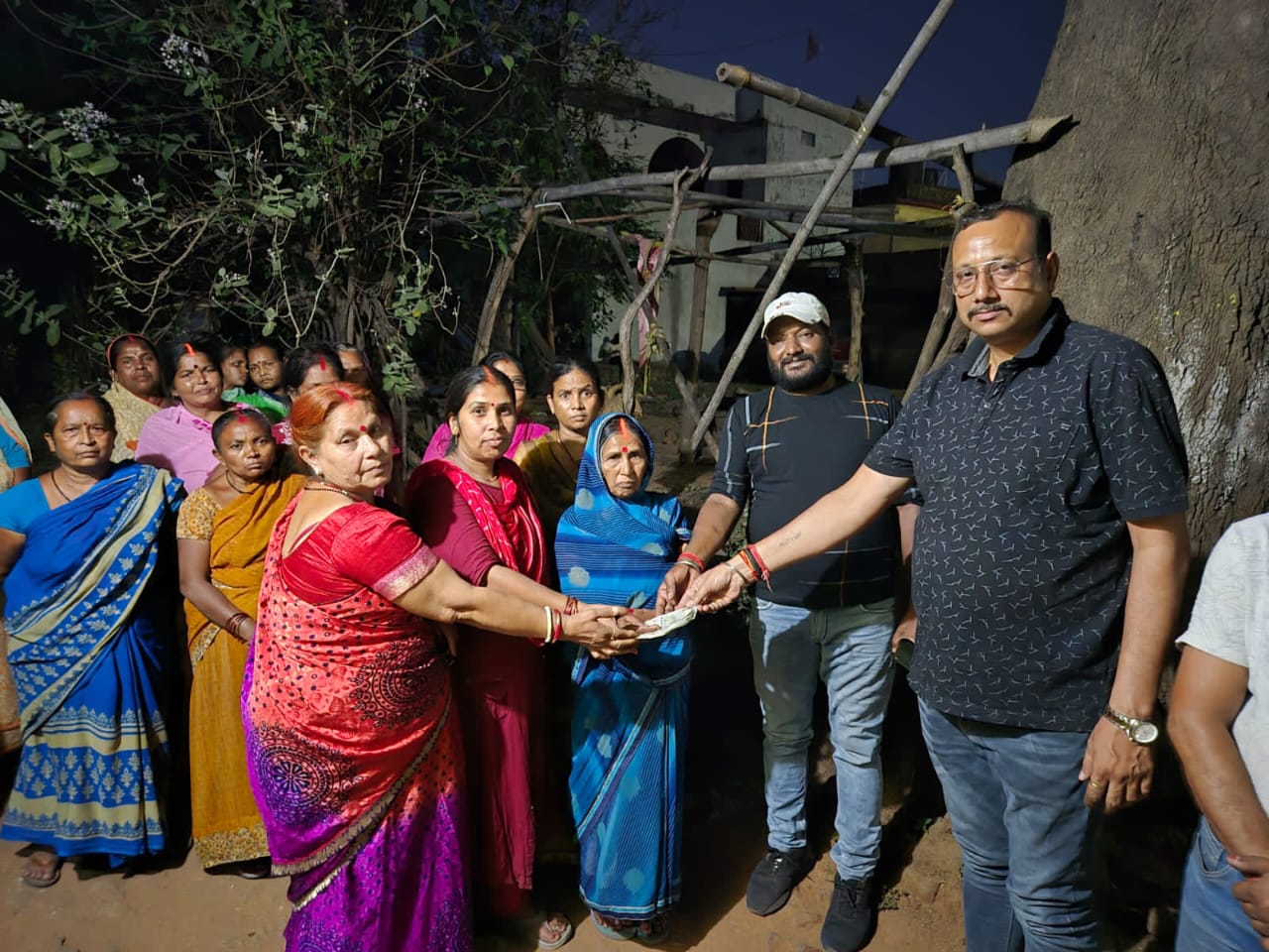 आर्थिक सहयोग देते संगठन के पदाधिकारी आर्थिक सहयोग देते संगठन के पदाधिकारी