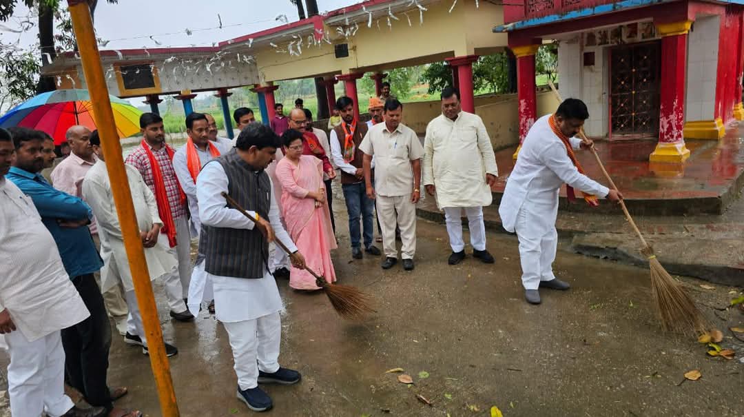 स्वच्छता अभियान चलाते धर्मपाल सिंह