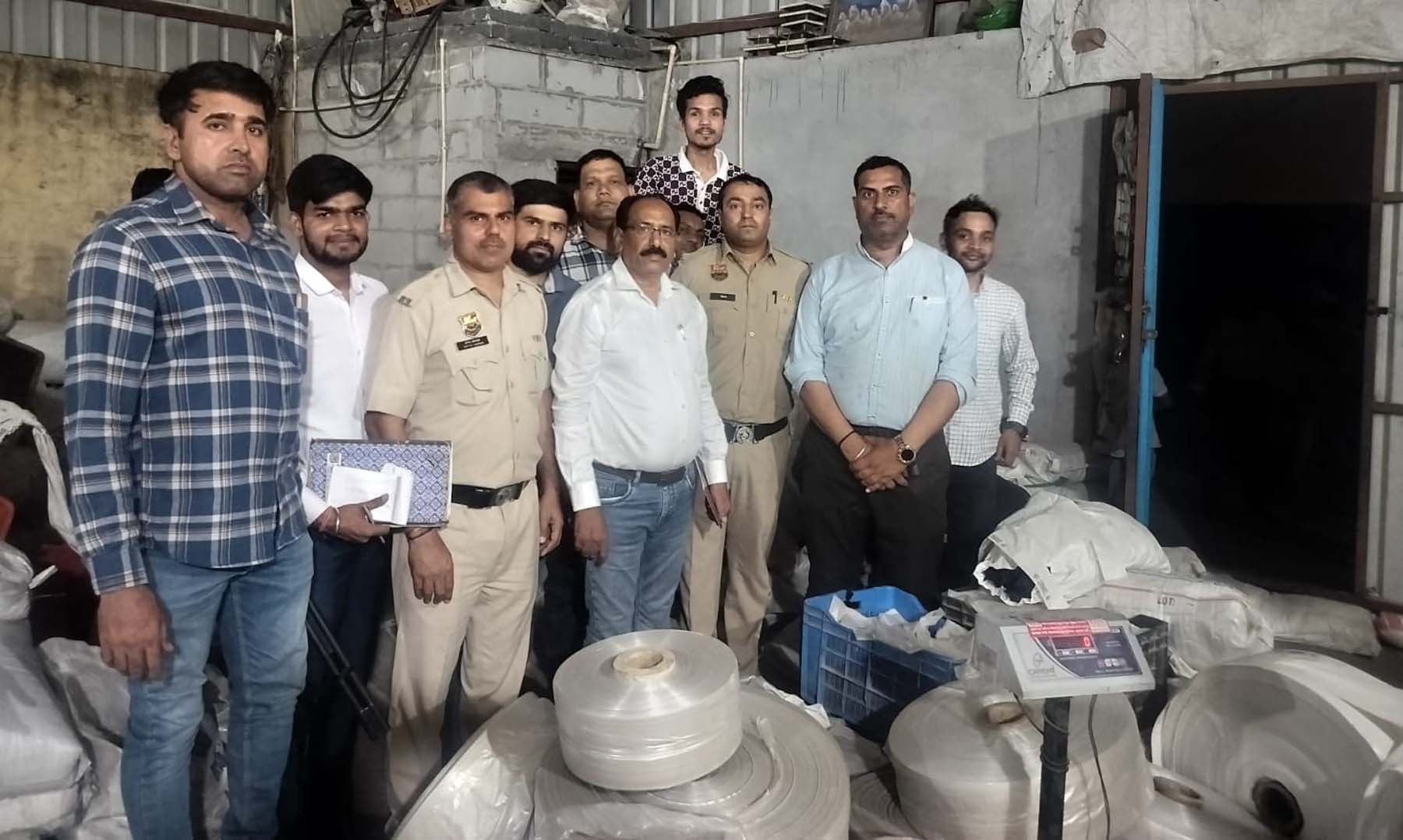 गुरुग्राम के सराय अलावर्दी में प्रतिबंधित सिंगल यूज प्लास्टिक को लेकर छापेमारी करती टीम। गुरुग्राम के सराय अलावर्दी में प्रतिबंधित सिंगल यूज प्लास्टिक को लेकर छापेमारी करती टीम।