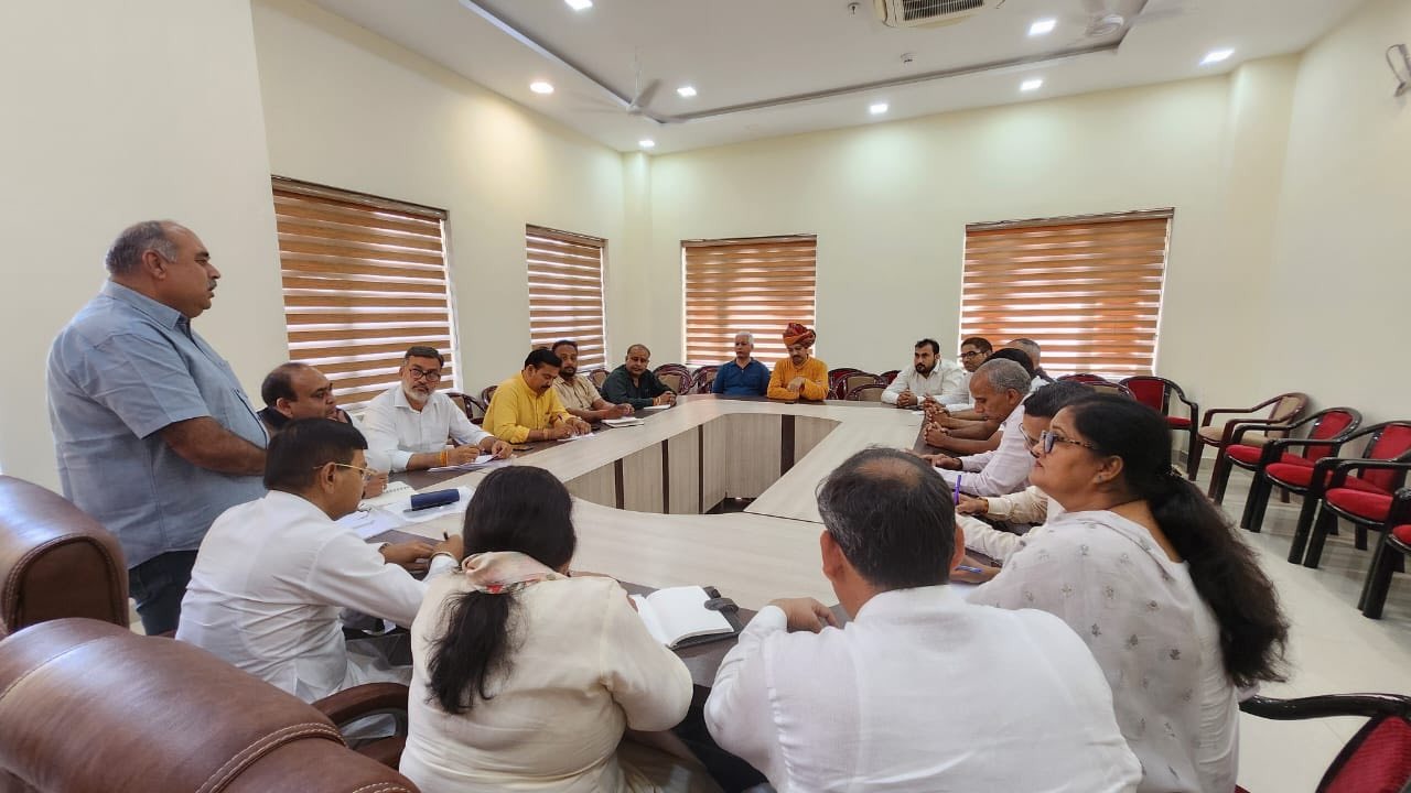 एक राष्ट्र-एक चुनाव के प्रदेश सह संयोजक मदन मोहन छाबड़ा बैठक में रिपाेर पेश करते हुए एक राष्ट्र-एक चुनाव के प्रदेश सह संयोजक मदन मोहन छाबड़ा बैठक में रिपाेर पेश करते हुए