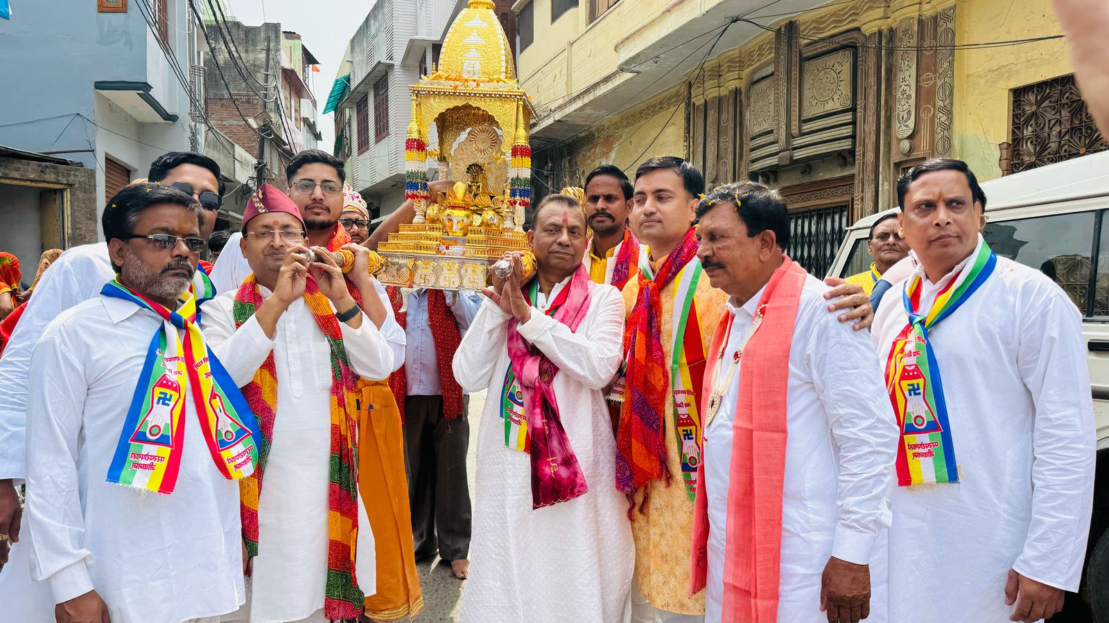 बहजोई में भगवान महावीर के 2624वें जन्मोत्सव पर निकली पालकी यात्रा। बहजोई में भगवान महावीर के 2624वें जन्मोत्सव पर निकली पालकी यात्रा।