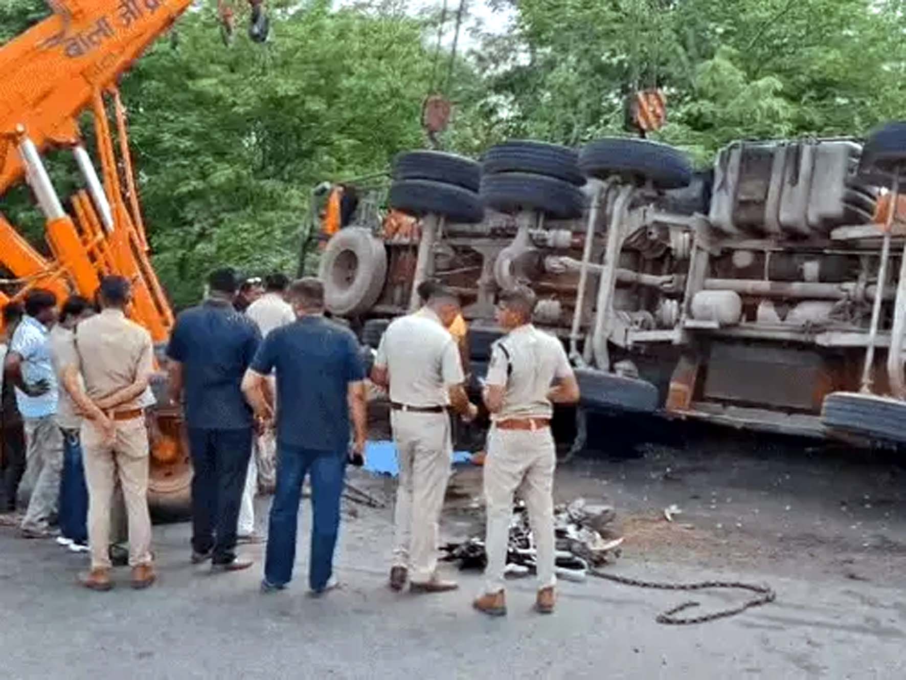 हादसे के बाद पलटा कंटेनर। हादसे के बाद पलटा कंटेनर।