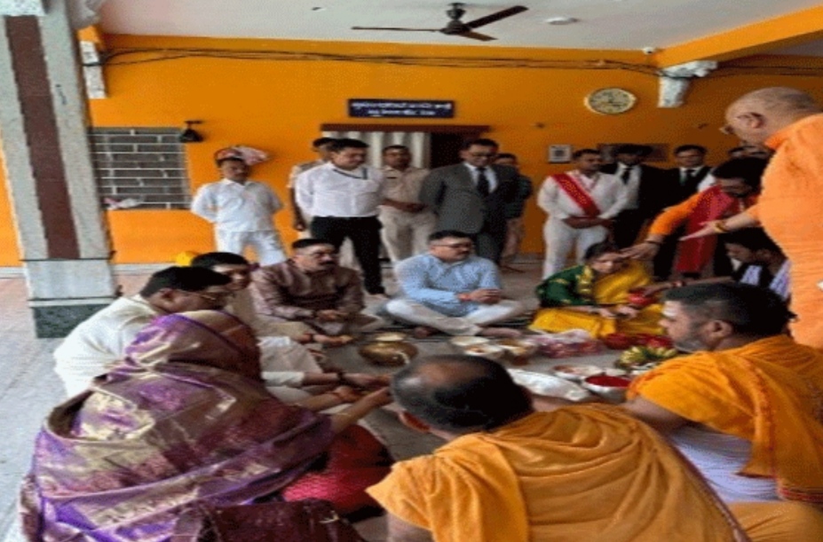 पूजा करते तस्वीर पूजा करते तस्वीर
