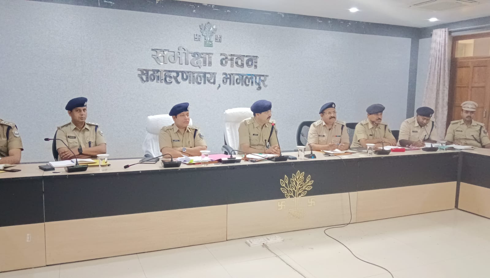 बैठक करते एसएसपी बैठक करते एसएसपी