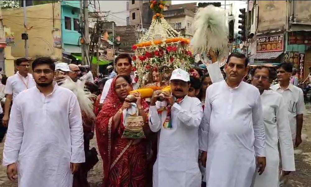 शोभायात्रा में शामिल लोग शोभायात्रा में शामिल लोग