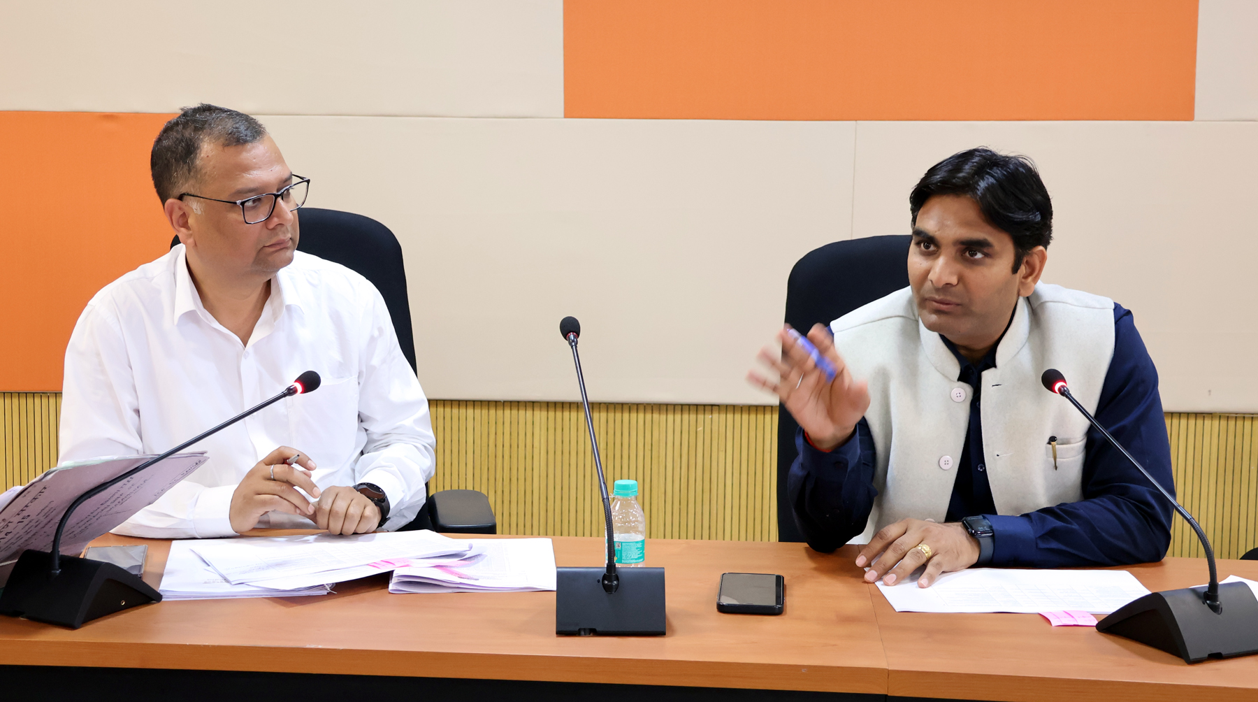 बैठक में मौजूद उपायुक्त और अन्य अधिकारी। बैठक में मौजूद उपायुक्त और अन्य अधिकारी।