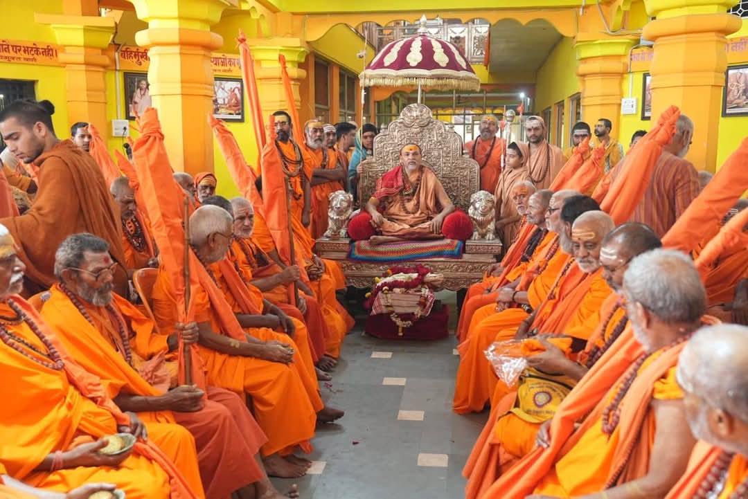 संन्यासी समष्टि भण्डारा में शंकराचार्य अविमुक्तेश्वरानन्द संन्यासी समष्टि भण्डारा में शंकराचार्य अविमुक्तेश्वरानन्द