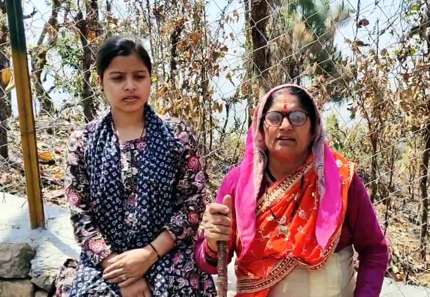 ‘चेन लिंक घेरबाड़ योजना’ से लाभान्वित आनंदी देवी व अन्य ग्रामीण। ‘चेन लिंक घेरबाड़ योजना’ से लाभान्वित आनंदी देवी व अन्य ग्रामीण।