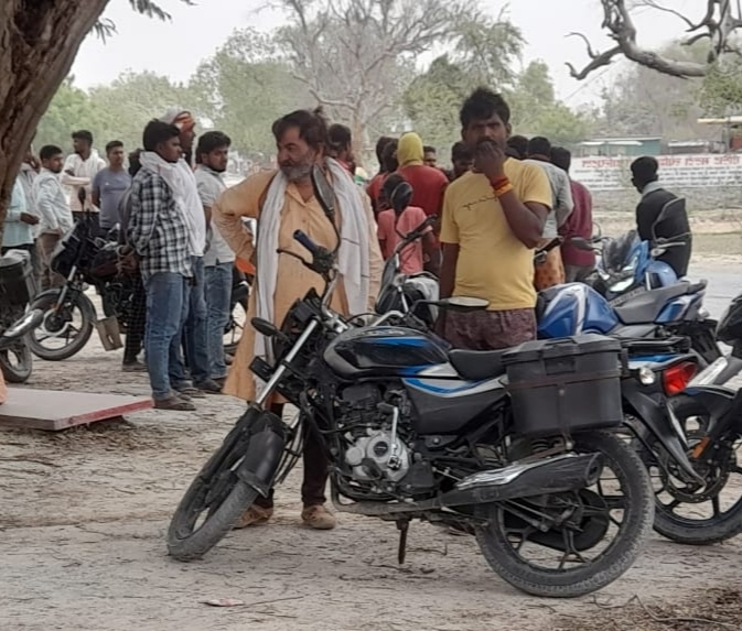 घटनास्थल पर ग्रामीणों की भीड़। घटनास्थल पर ग्रामीणों की भीड़।