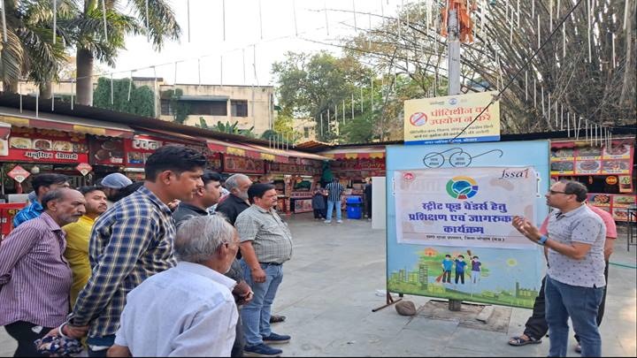 भोपालः शिवाजी नगर हॉकर्स कॉर्नर में प्रशिक्षण तथा जागरूकता कार्यक्रम आयोजित भोपालः शिवाजी नगर हॉकर्स कॉर्नर में प्रशिक्षण तथा जागरूकता कार्यक्रम आयोजित