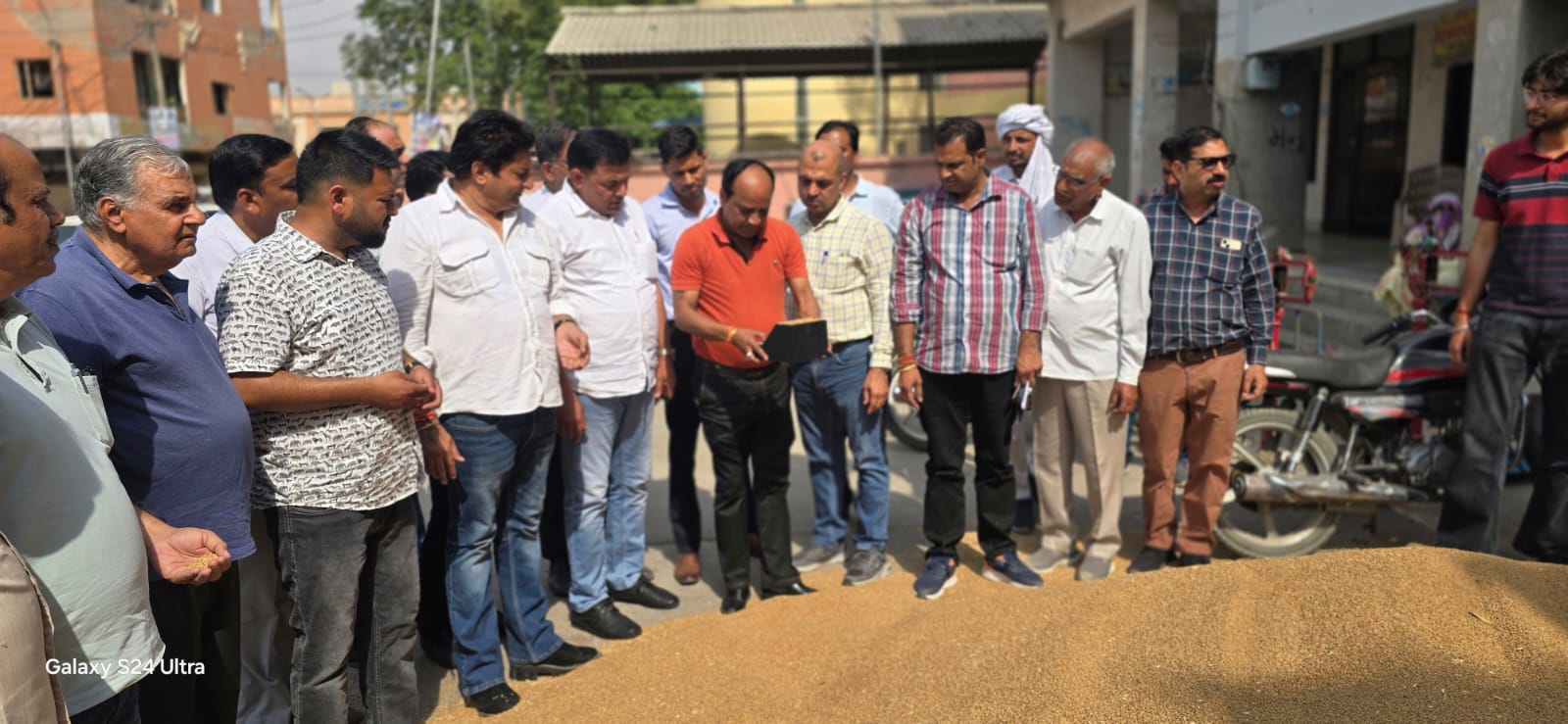 अनाज मंडी में फसल खरीद कार्य का निरीक्षण करते अधिकारी। अनाज मंडी में फसल खरीद कार्य का निरीक्षण करते अधिकारी।