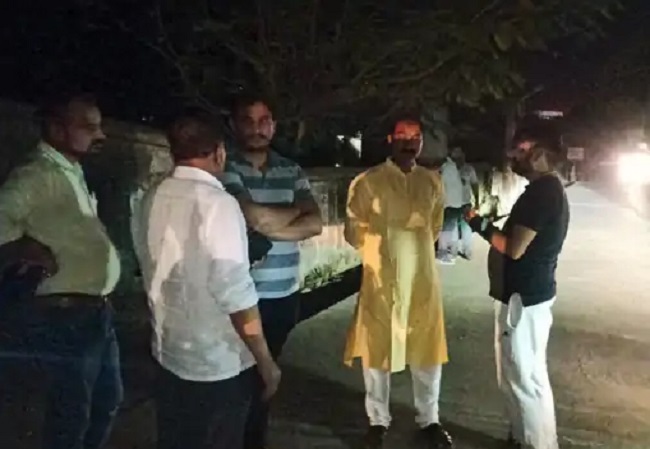 सीवर लाइन की सफाई के दौरान करंट लगने से दो मजदूरों की मौत सीवर लाइन की सफाई के दौरान करंट लगने से दो मजदूरों की मौत