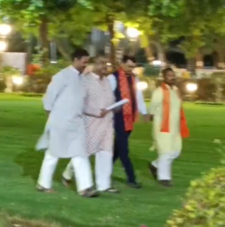 केन्द्रीय मंत्री धर्मेन्द्र प्रधान को ज्ञापन देने का छाया चित्र केन्द्रीय मंत्री धर्मेन्द्र प्रधान को ज्ञापन देने का छाया चित्र