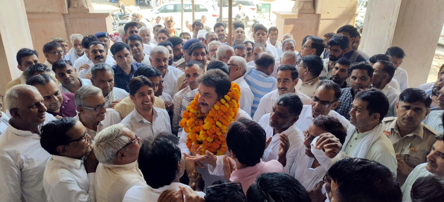 आदमपुर पहुंचने पर कुलदीप बिश्नोई का स्वागत करते कार्यकर्ता। आदमपुर पहुंचने पर कुलदीप बिश्नोई का स्वागत करते कार्यकर्ता।