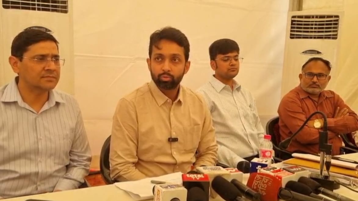 पत्रकारों से बातचीत करते जिला उपायुक्त पार्थ गुप्ता पत्रकारों से बातचीत करते जिला उपायुक्त पार्थ गुप्ता