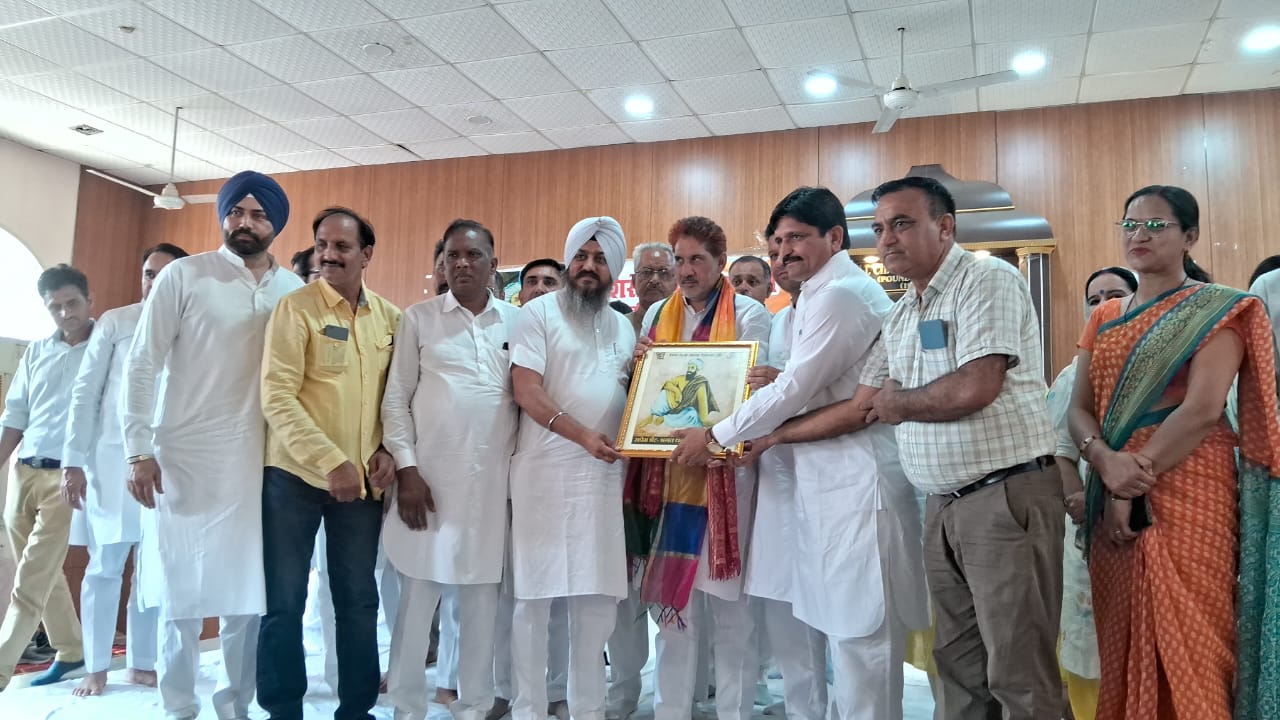 सुभाष बराला को सम्मानित करते भगत धन्ना जी ट्रस्ट के सदस्य। सुभाष बराला को सम्मानित करते भगत धन्ना जी ट्रस्ट के सदस्य।