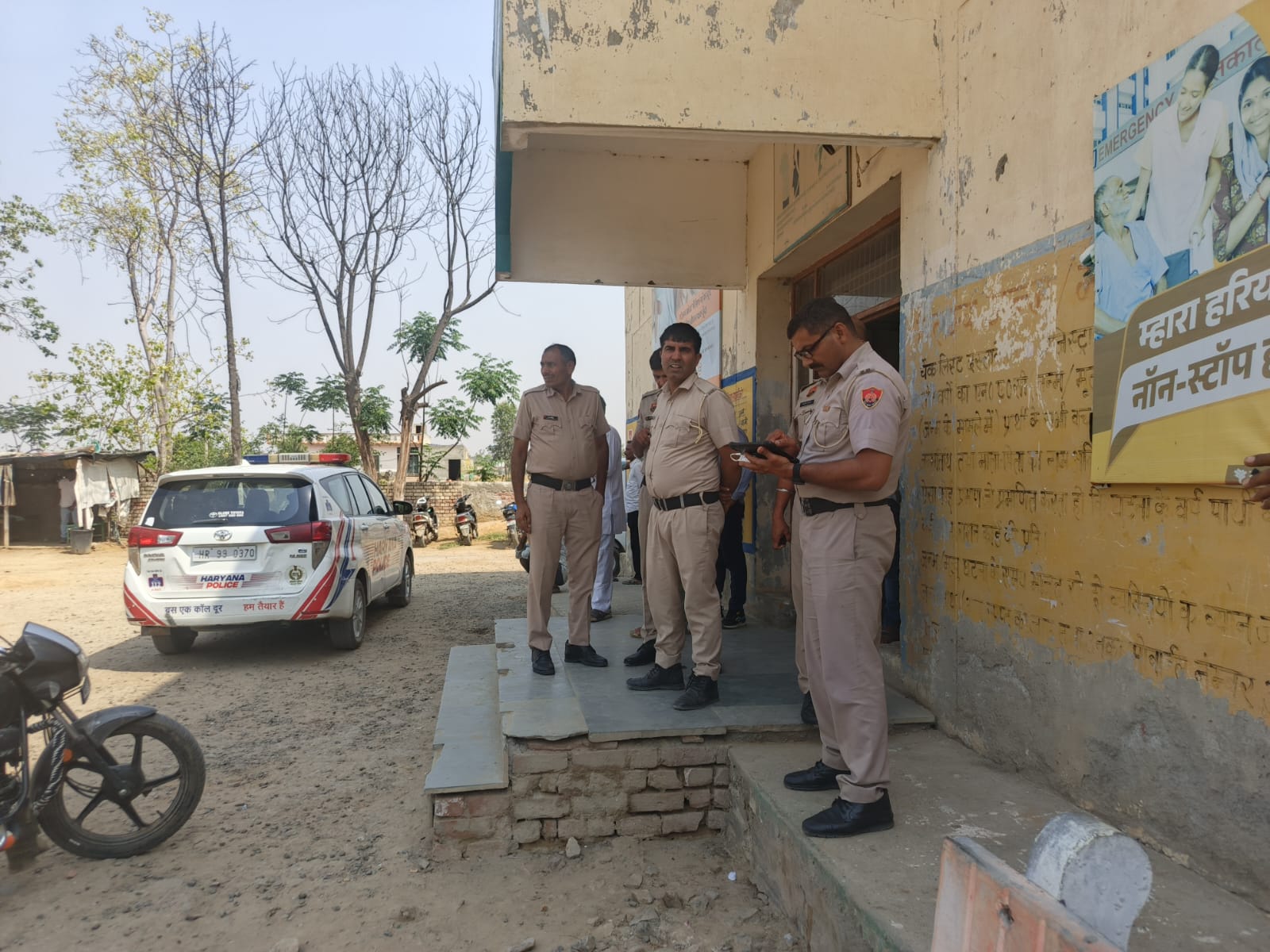 सामुदायिक स्वास्थ्य केंद्र में जांच करते पुलिसकर्मी। सामुदायिक स्वास्थ्य केंद्र में जांच करते पुलिसकर्मी।
