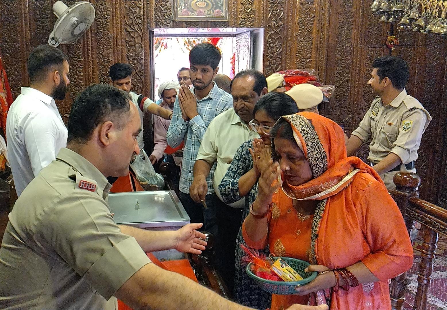 मंदिर बाला सुंदरी त्रिलोकपुर में पंकिबद्ध श्रद्धालु मंदिर बाला सुंदरी त्रिलोकपुर में पंकिबद्ध श्रद्धालु