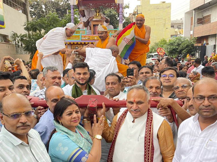 सोनीपत: भगवान महावीर की श्रद्धालुओं भव्य पालकी यात्रा निकालते हुए। सोनीपत: भगवान महावीर की श्रद्धालुओं भव्य पालकी यात्रा निकालते हुए।