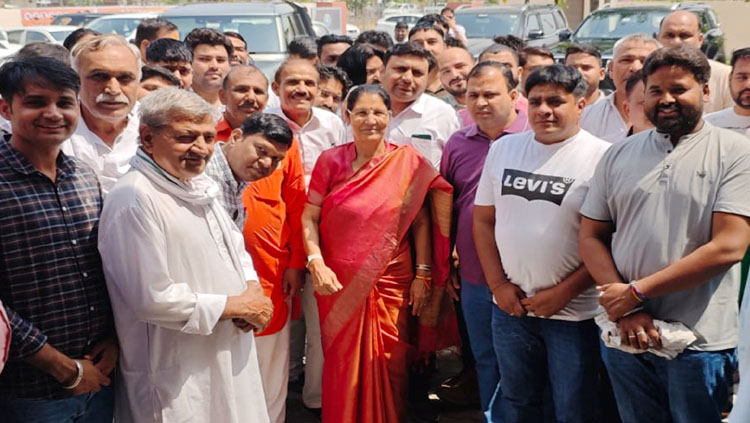 सोनीपत: विधायक कृष्णा गहलावत क्षेत्र वासियों के साथ विकास पर चर्चा करते हुए। सोनीपत: विधायक कृष्णा गहलावत क्षेत्र वासियों के साथ विकास पर चर्चा करते हुए।