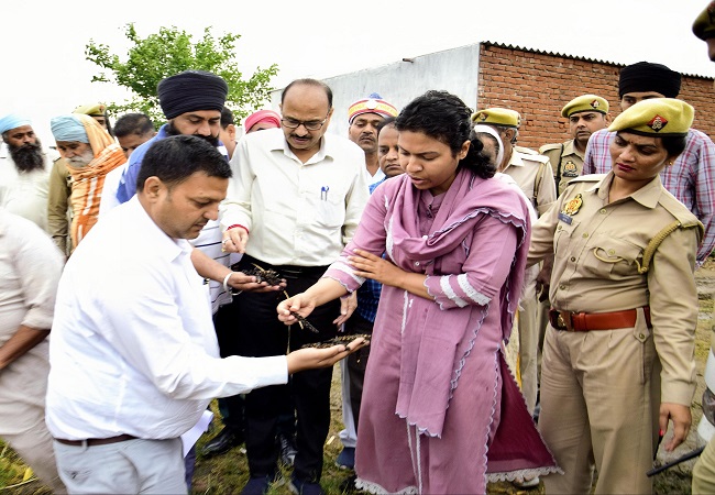 माैके पर पहुंची जिलाधिकारी दुर्गा शक्ति नागपाल माैके पर पहुंची जिलाधिकारी दुर्गा शक्ति नागपाल