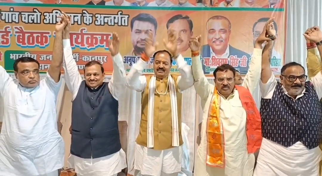 मंच पर उप मुख्यमंत्री केशव प्रसाद मौर्य सांसद रमेश अवस्थी और अन्य के साथ मंच पर उप मुख्यमंत्री केशव प्रसाद मौर्य सांसद रमेश अवस्थी और अन्य के साथ