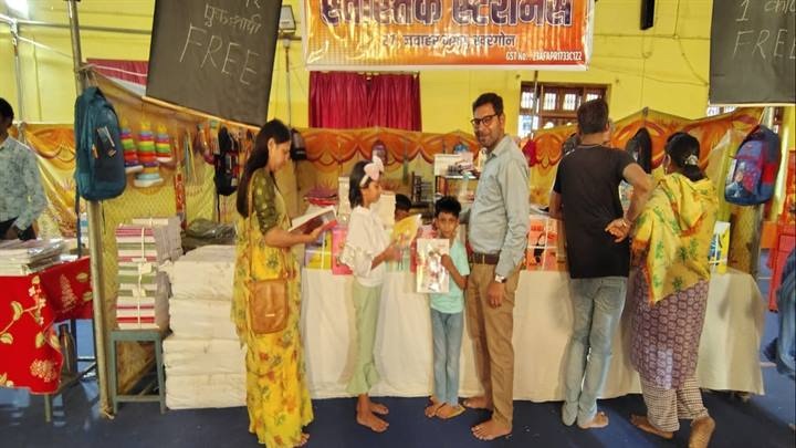 खरगोनः पुस्तक मेले में दूसरे दिन भी बड़ी संख्या में पहुंचे विद्यार्थी एवं अभिभावक खरगोनः पुस्तक मेले में दूसरे दिन भी बड़ी संख्या में पहुंचे विद्यार्थी एवं अभिभावक